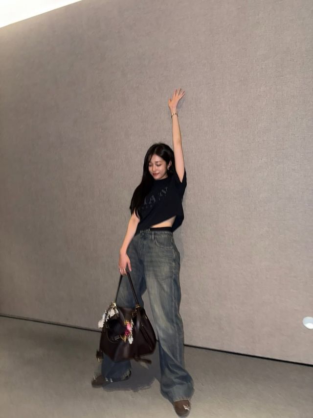 블랙 티셔츠와 빈티지한 와이드 데님으로 쿨한 무드를 완성한 노윤서./ @rohyoonseo