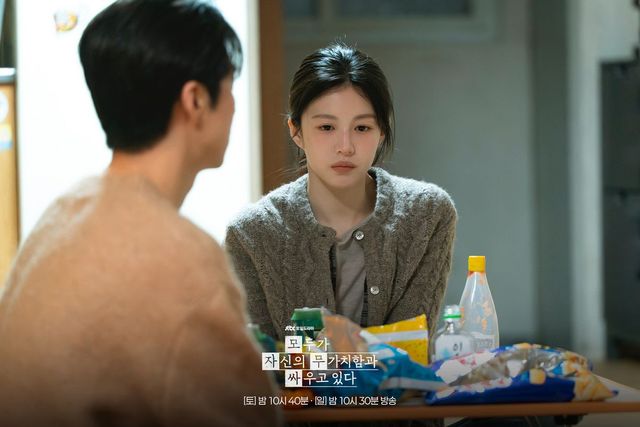 JTBC 토일드라마 〈모두가 자신의 무가치함과 싸우고 있다〉 스틸
