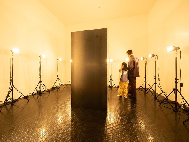타니아 무로, 〈한때 우리는 알았다〉, 첸트로 아폴리네르, 밀라노, 이탈리아, 1970, 500와트 플러드램프, 유리문, 스피커, 고무, 사운드, 스테인리스강, 삼각대, 전선, 목재, 381x515x422.5cm, 2023 뮌헨 하우스 데어 쿤스트 레플리카 © Tania Mouraud. 사진: 홍철기. 리움미술관 제공.
