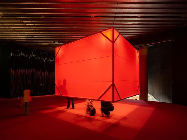 야마자키 츠루코, 〈빨강(Red)〉, 1956, 야외 구타이 미술전, 아시야 공원, 아시야, 일본, 볼트, 전구, 금속 장치, 비닐, 전선, 목재, 270x360x360cm, 1985 오사카 국립국제미술관 재구성, 야마자키 츠루코 재단 대여, 오사카 LADS 갤러리, 도쿄 타케 니나가와 제공 © Tsuruko Yamazaki. 사진: 홍철기. 리움미술관 제공.
