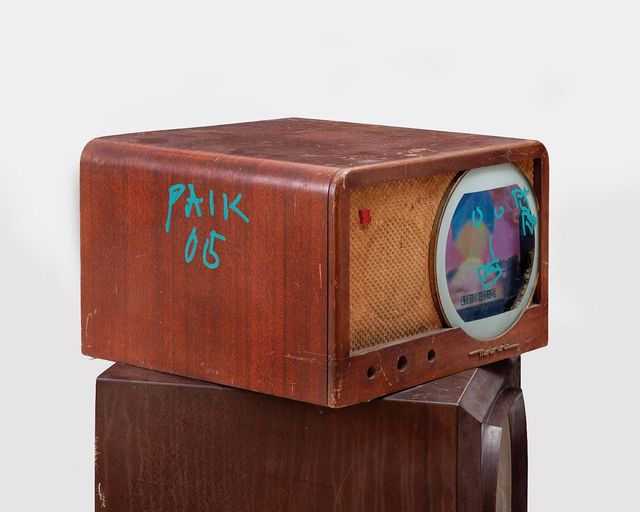 백남준, 〈Untitled〉, 2005, detail, Two-channel video (color, silent), two vintage televisions, CRT monitor, artificial flowers, electric lights, and permanent oil, marker, 114.9x53.3x60.3cm.