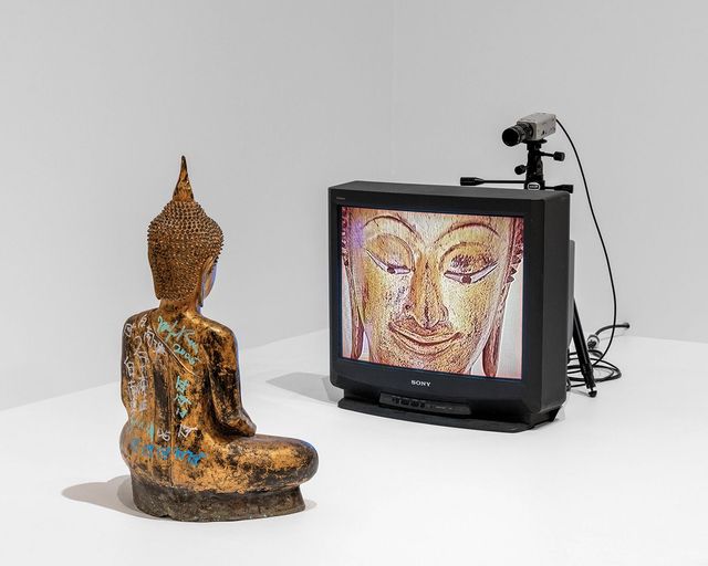 백남준, 〈Gold TV Buddha〉, 2005, Closed-circuit video (color, silent), 27-inch monitor, video camera, tripod, cables, and permanent oil marker on gilded, bronze Buddha, 80x66x215.9cm.