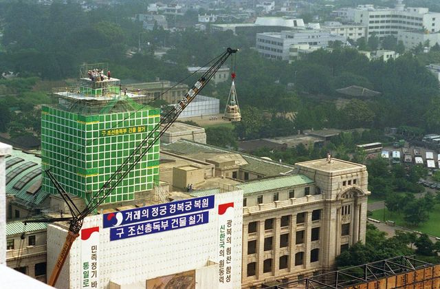 경복궁 복원 조선총독부 건물 철거 막바지 풍경. © 문화체육관광부 Final stages of the demolition of the Japanese Government-General Building during the restoration of Gyeongbokgung Palace. © Ministry of Culture, Sports and Tourism 