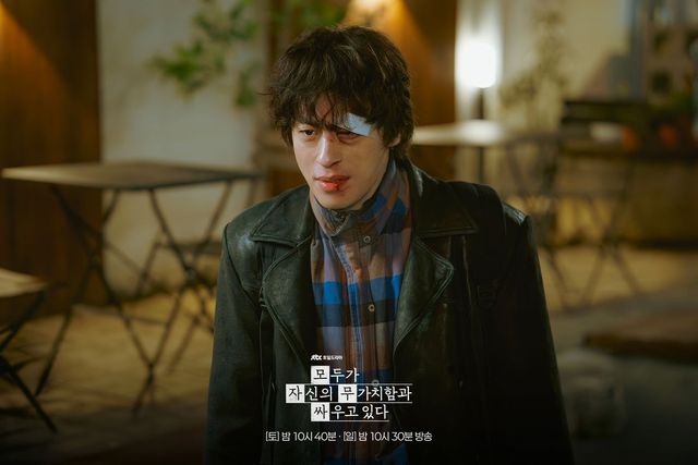 JTBC 토일드라마 〈모두가 자신의 무가치함과 싸우고 있다〉 스틸