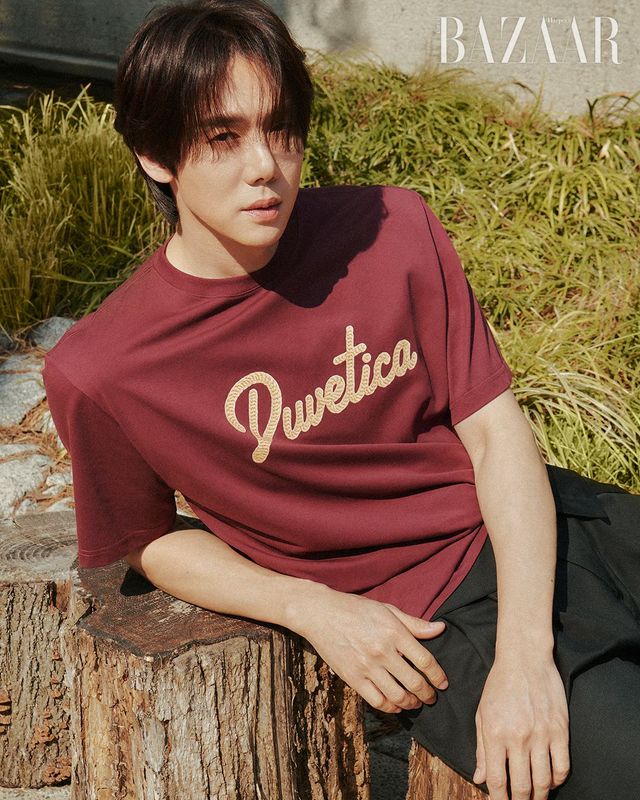 아플리케 장식이 돋보이는 반팔 티셔츠는 17만원 Duvetica. 팬츠는 스타일리스트 소장품.