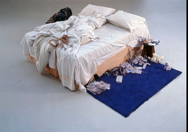 Tracey Emin, 〈My Bed〉, 1998 © Tracey Emin. All rights reserved, DACS 2026. Photo: Courtesy The Saatchi Gallery, London / Photograph by Prudence Cuming Associates Ltd 