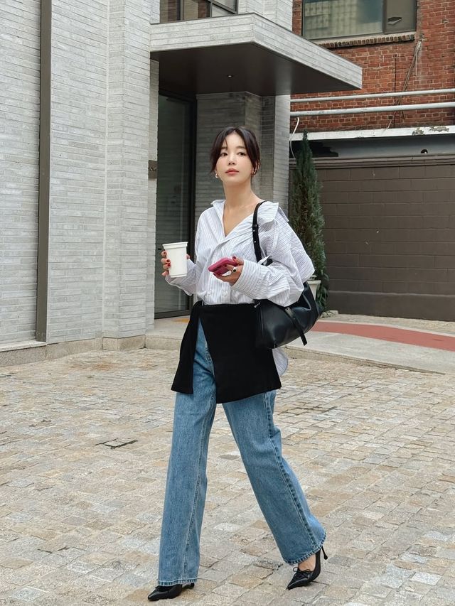 잔잔한 스트라이프 패턴 셔츠에 블랙 니트 가디건을 허리에 둘러 우아한 매력을 드러낸 기은세 / @kieunse