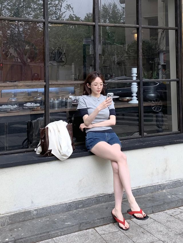 슈즈와 패디큐어의 레드 컬러를 통일해 포인트 있는 여름 룩을 완성한 강민경 / @iammingki