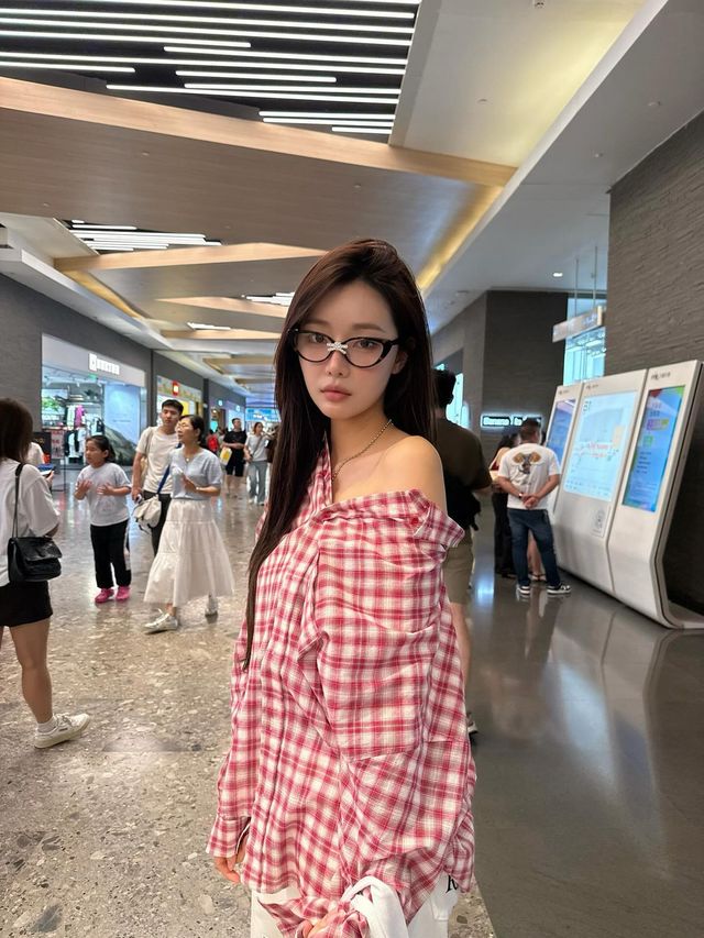 체크 셔츠로 한쪽 어깨를 드러내 캐주얼한 여름 무드를 완성한 이시안 / @youseeany