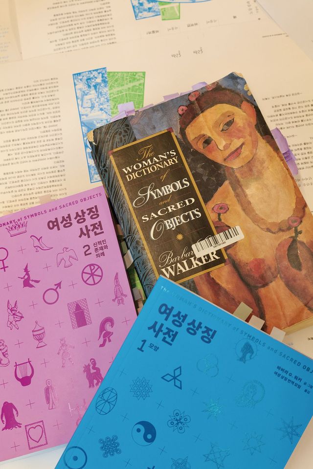 1988년 초판이 출간된 바버라 G. 워커의 〈여성 상징 사전〉은 국내에서는 주제별로 나뉘어 총 4권으로 완간을 앞두고 있다