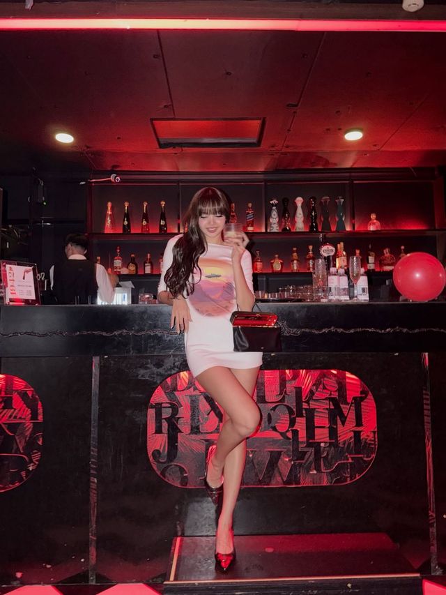 몽환적인 프린트 티셔츠를 원피스처럼 연출해 우아한 파티 무드를 완성한 리사 / @lalalalisa_m