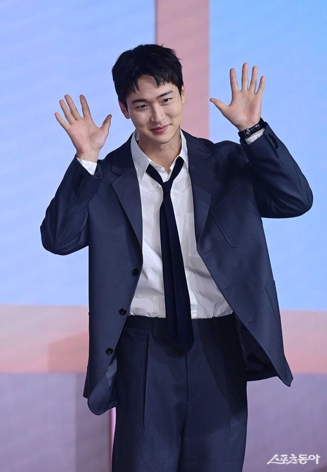 배우 장동윤이 1일 서울 종로구 JW메리어트 동대문스퀘어서울에서 열린 넷플릭스 ‘정신병동에도 아침이 와요’ 제작발표회에서 포즈를 취하고 있다. 주현희 기자 teth1147@donga.com