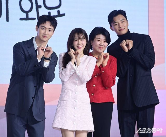 이재규 감독, 배우 장동윤, 박보영, 이정은, 연우진이 1일 서울 종로구 JW메리어트 동대문스퀘어서울에서 열린 넷플릭스 ‘정신병동에도 아침이 와요’ 제작발표회에서 포즈를 취하고 있다. 주현희 기자 teth1147@donga.com