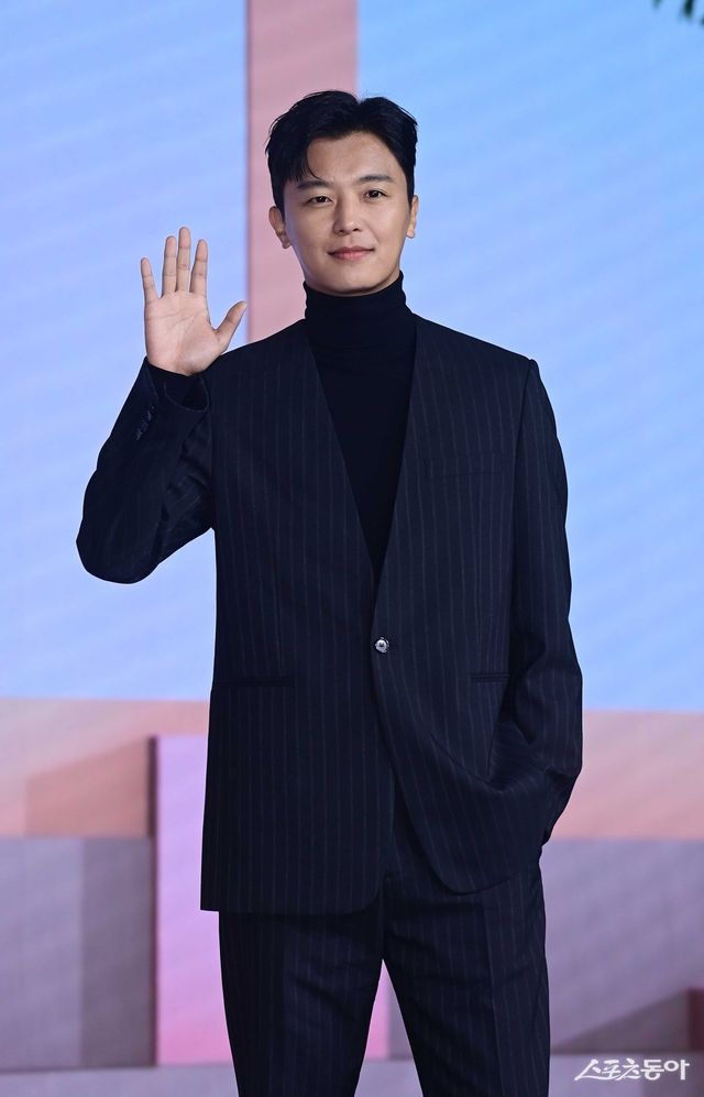 배우 연우진이 1일 서울 종로구 JW메리어트 동대문스퀘어서울에서 열린 넷플릭스 ‘정신병동에도 아침이 와요’ 제작발표회에서 포즈를 취하고 있다. 주현희 기자 teth1147@donga.com