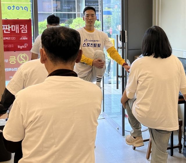 10월 25일 서울에서 열린 ‘toto Refresh’ 프로그램의 참가자들이 간단한 운동을 하고 있다. 사진제공 | 스포츠토토코리아