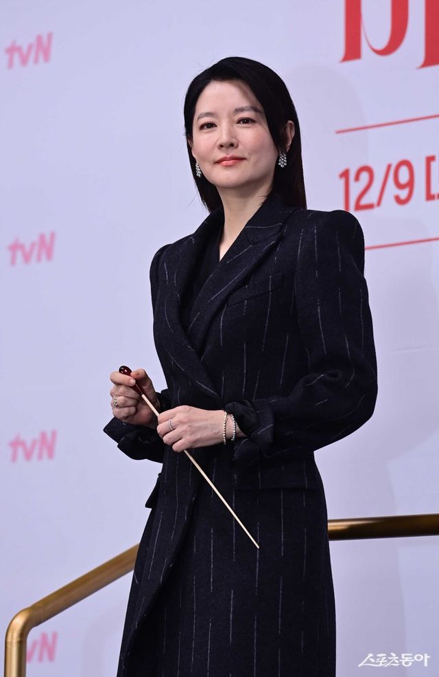 배우 이영애가 6일 서울 구로구 신도림동 라마다서울신도림호텔에서 열린 tvN 새 토일드라마 ‘마에스트라’ 제작발표회에서 포즈를 취하고 있다. 주현희 기자 teth1147@donga.com