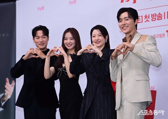 배우 김영재, 황보름별, 이영애, 이무생이 6일 서울 구로구 신도림동 라마다서울신도림호텔에서 열린 tvN 새 토일드라마 ‘마에스트라’ 제작발표회에서 포즈를 취하고 있다. 주현희 기자 teth1147@donga.com