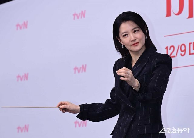 배우 이영애가 6일 서울 구로구 신도림동 라마다서울신도림호텔에서 열린 tvN 새 토일드라마 ‘마에스트라’ 제작발표회에서 포즈를 취하고 있다. 주현희 기자 teth1147@donga.com