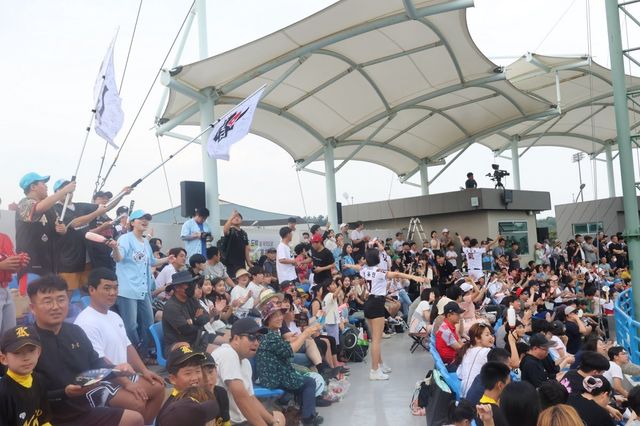 15일 전북 익산시에 위치한 국가대표 야구장에 KT 위즈 팬들이 가득 자리한 모습. KT는 15~17일까지 고양 히어로즈와 3연전에서 다양한 서머리그 이벤트를 준비했다. 사진제공 | KT 위즈