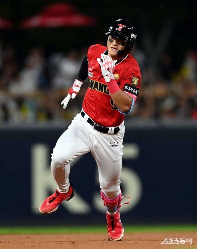 25일 광주기아챔피언스필드에서 ‘2024 신한 SOL 뱅크 KBO리그’ KIA 타이거즈와 롯데 자이언츠의 경기가 열렸다. 1회말 무사에서 KIA 김도영이 3루타를 날린 후 그라운드를 질주하고 있다. 광주 ｜ 김민성 기자 marineboy@donga.com