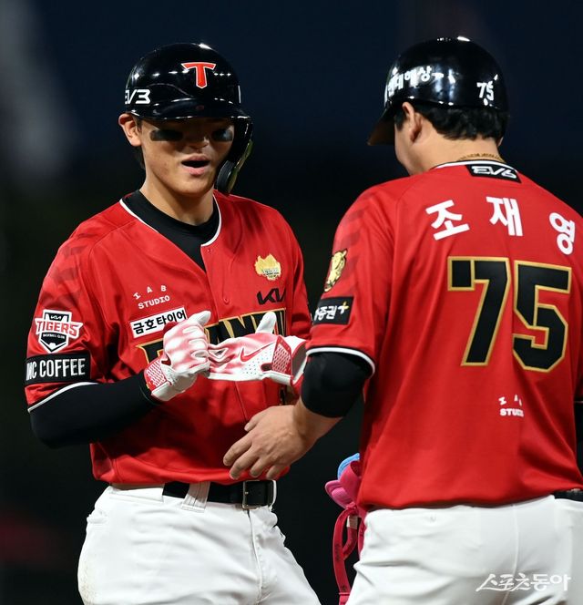 25일 광주기아챔피언스필드에서 ‘2024 신한 SOL 뱅크 KBO리그’ KIA 타이거즈와 롯데 자이언츠의 경기가 열렸다. 1회말 무사에서 KIA 김도영이 3루타를 날린 후 환호하고 있다. 광주 ｜ 김민성 기자 marineboy@donga.com