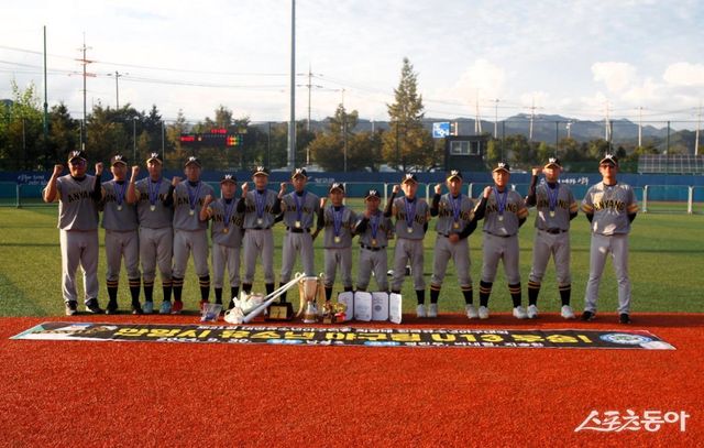 제21회 대한유소년야구연맹 회장배&nbsp;유소년(U-13) 청룡 우승을 차지한 안양시유소년야구단. 사진제공｜대한유소년야구연맹