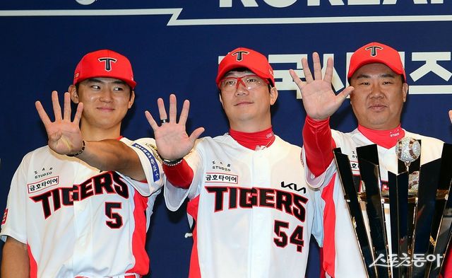 20일 광주 라마다플라자 충장호텔에서 ‘2024 한국시리즈 미디어데이’가 열렸다. 왼쪽부터 KIA 김도영, 양현종, 이범호 감독이 우승 트로피를 앞에 두고 기념촬영을 하고 있다. 광주 ｜ 김민성 기자 marineboy@donga.com