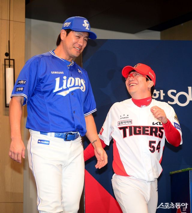 20일 광주 라마다플라자 충장호텔에서 ‘2024 한국시리즈 미디어데이’가 열렸다. 삼성 강민호와 KIA 양현종이 이야기를 나누고 있다. 광주 ｜ 김민성 기자 marineboy@donga.com