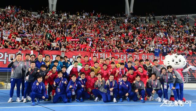 축구국가대표팀이 15일 용인미르스타디움에서 열린 이라크와 2026북중미월드컵 아시아 최종예선 B조 4차전에서 3-2로 승리한 뒤 공식 응원단 ‘붉은 악마’와 기념 촬영을 하고 있다. 용인｜주현희 기자 teth1147@donga.com