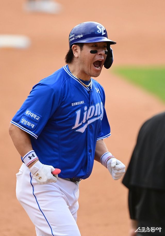 삼성 강민호가 19일 잠실구장에서 열린 LG와 PO 4차전 8회초 선두타자로 나와 좌중간 담장을 넘기는 솔로홈런을 터트린 뒤 포효하고 있다. 삼성은 결국 1-0 승리를 거두고 KS에 진출했다. 강민호는 생애 처음 KS에 출전하게 됐다. 잠실｜주현희 기자 teth1147@donga.com