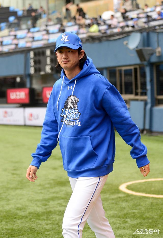 19일 서울 잠실야구장에서 ‘2024 신한은행 SOL뱅크 KBO리그’ 삼성 라이온즈와 LG 트윈스의 포스트시즌 플레이오프 4차전 경기가 열렸다. 부상을 당했던 삼성 구자욱이 팀에 합류해 잠실구장으로 나오고 있다. 잠실｜김종원 기자 won@donga.com