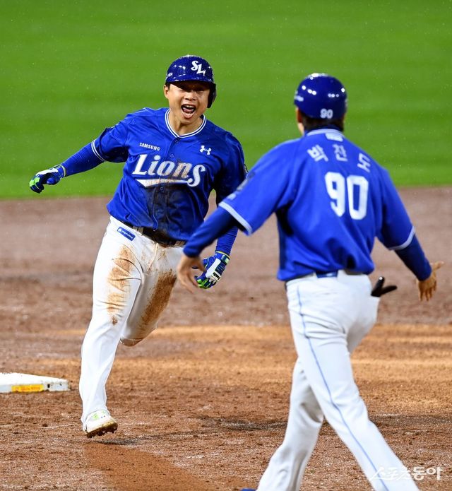 삼성 김헌곤(왼쪽)이 21일 광주 KIA와 KS 1차전 6회초 선두타자로 나와 우월 솔로홈런을 때린 뒤 3루 코치를 보며 환호하고 있다. 광주｜김민성 기자 marineboy@donga.com