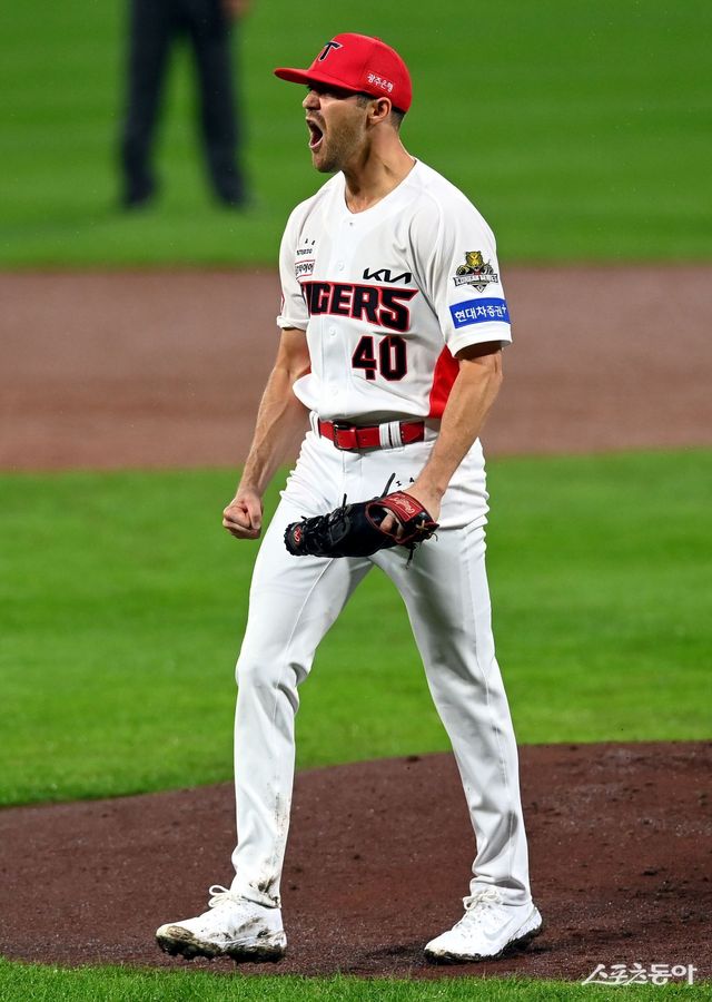 21일 광주 KIA챔피언스필드에서 ‘2024 신한 SOL 뱅크 KBO리그’ KIA 타이거즈와 삼성 라이온즈의 한국시리즈 1차전 경기가 열렸다. 4회초 2사에서 KIA 선발 네일이 삼진을 잡은 후 포효하고 있다. 광주 ｜ 김민성 기자 marineboy@donga.com