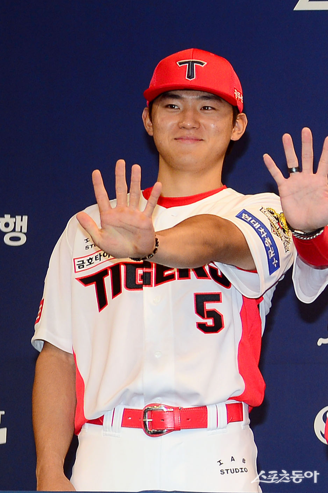 20일 광주 라마다플라자 충장호텔에서 ‘2024 한국시리즈 미디어데이’가 열렸다. 왼쪽부터 KIA 김도영, 양현종, 이범호 감독, 삼성 박진만 감독, 강민호, 김영웅이 우승 트로피를 앞에 두고 기념촬영을 하고 있다. 광주 ｜ 김민성 기자 marineboy@donga.com