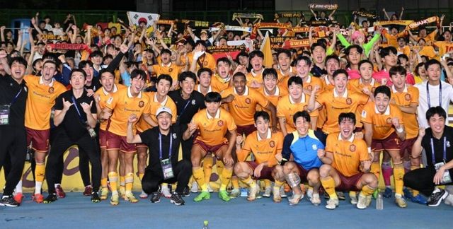 광주 선수단이 1일 도도로키육상경기장에서 열린 가와사키와 2024~2025시즌 ACLE 리그 스테이지 2차전 원정경기에서 1-0 승리를 거둔 뒤 기념촬영을 하고 있다.&nbsp;사진출처｜AFC 홈페이지