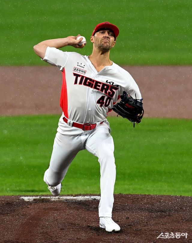 21일 광주 KIA챔피언스필드에서 ‘2024 신한 SOL 뱅크 KBO리그’ KIA 타이거즈와 삼성 라이온즈의 한국시리즈 1차전 경기가 열렸다. KIA 선발투수 네일이 힘차게 볼을 던지고 있다. 광주 ｜ 김민성 기자 marineboy@donga.com