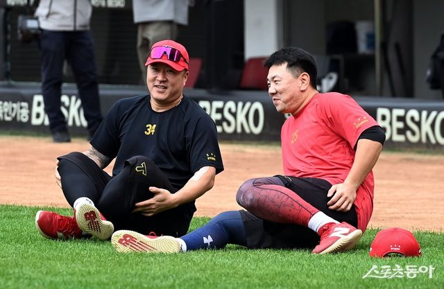 21일 광주-기아챔피언스필드에서 삼성-KIA의 KS 1차전이 열린다. 경기 전 몸을 풀며 이야기를 나누는 KIA 최형우(왼쪽)와 이우성. 광주｜김민성 기자 marineboy@donga.com