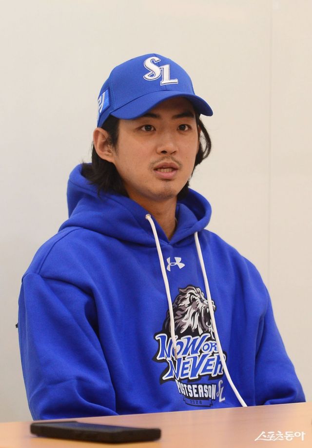 삼성 구자욱이 19일 잠실구장에서 열린 LG와 PO 4차전에 앞서 인터뷰하고 있다. 무릎을 다친 그가 KS 무대에 어떤 모습으로 등장할지 주목된다. 잠실｜주현희 기자 teth1147@donga.com