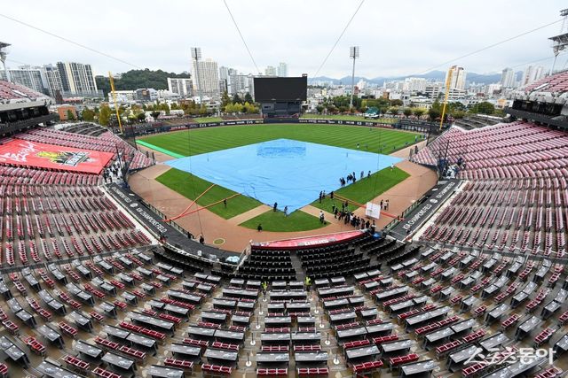 22일 광주 KIA챔피언스필드에서 ‘2024 신한 SOL 뱅크 KBO‘ KIA 타이거즈와 삼성 라이온즈의 한국시리즈 1차전 서스펜디드 경기가 열릴 예정이었다. 그러나 서스펜디드 경기와 한국시리즈 2차전 경기는 우천으로 인해 23일로 순연됐다. 광주 ｜ 김민성 기자 marineboy@donga.com
