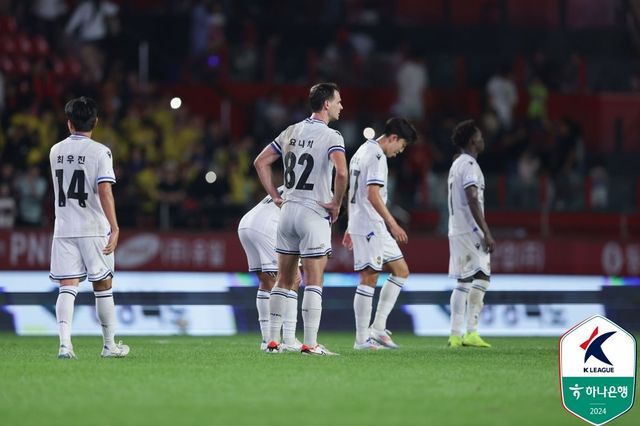 인천에 강등의 그림자가 드리워졌다. 이렇다 할 반전카드가 없고, 11위 전북과 승점차도 적지 않다. 극적으로 잔류에 성공했던 2020시즌의 정신을 되새겨야 한다. 사진제공｜한국프로축구연맹
