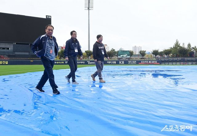 22일 광주기아챔피언스필드에서 예정됐던 ‘2024 신한 SOL 뱅크 KBO‘ 삼성 라이온즈와 KIA 타이거즈의 한국시리즈 1차전 서스펜디드 경기에 앞서 임채섭 경기감독관과 김시진 경기운영위원장이 그라운드를 살피고 있다. 광주 ｜ 주현희 기자 teth1147@donga.com