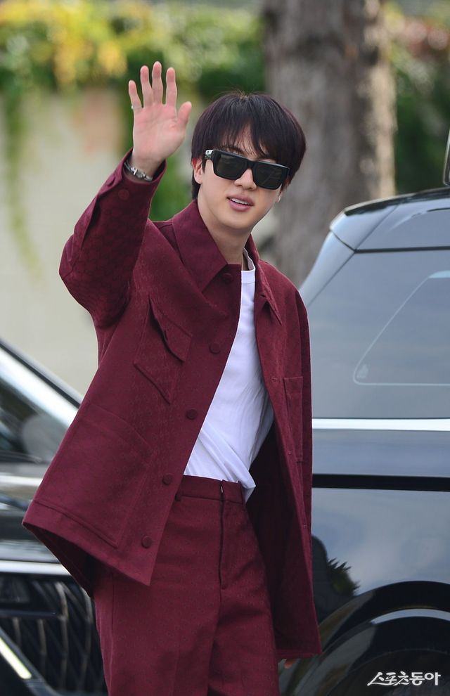 방탄소년단(BTS) 멤버 진이 17일 강원 원주 36보병사단 신병교육대대에서 제이홉의 전역 축하를 마친 후 취재진을 향해 인사하고 있다. 원주 ｜ 주현희 기자 teth1147@donga.com