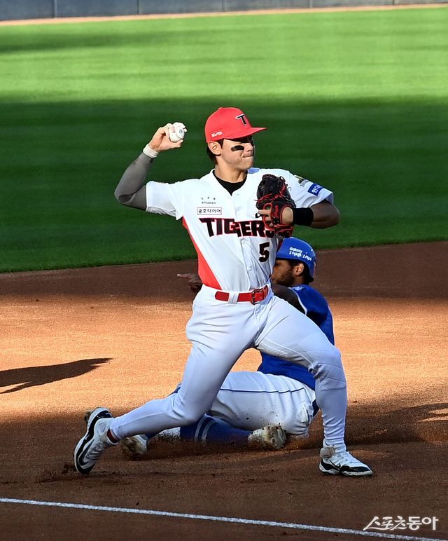 KIA 김도영이 23일 광주-기아챔피언스필드에서 서스펜디드 게임으로 진행된 삼성과 KS 1차전 6회초 무사 1, 2루에서 번트 때 2루 주자 디아즈를 3루에서 포스아웃시킨 뒤 1루로 송구하고 있다. 광주｜김민성 기자 marineboy@donga.com