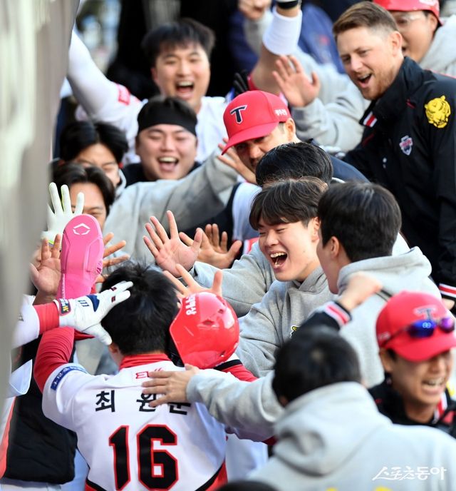 KIA 최원준(아래)이 23일 광주-기아챔피언스필드에서 재개된 삼성과 KS 1차전 7회말 2사 1·3루서 임창민의 폭투로 2-1 역전 점수를 올린 뒤 덕아웃에서 동료들의 환영을 받고 있다. KIA가 7회말에만 4점을 뽑아내며 5-1 역전승을 거뒀다. 광주｜김민성 기자 marineboy@donga.com