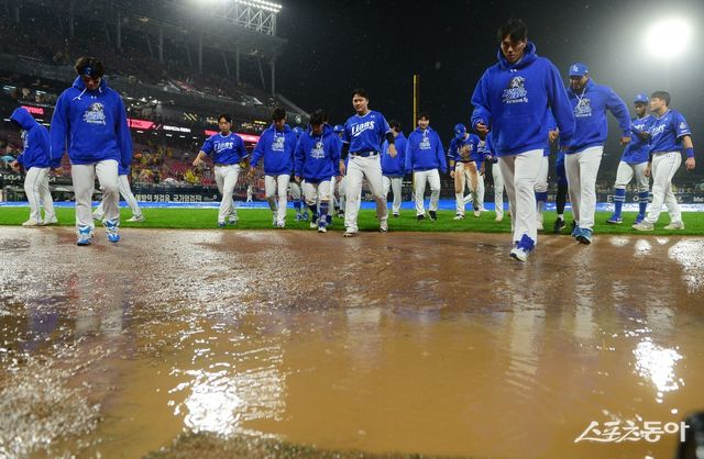 삼성 선수들이 21일 광주-기아챔피언스필드에서 열린 KIA와 KS 1차전 6회초 무사 1·2루서 우천으로 서스펜디드 게임 선언이 되자 덕아웃으로 돌아가고 있다. 광주｜주현희 기자 teth1147@donga.com