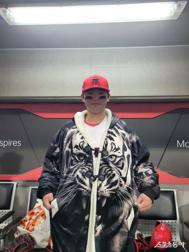 KIA 김도영이 23일 광주-기아챔피언스필드에서 2024 KBO 한국시리즈(KS) 2차전을 마친 뒤 KIA의 KS 홈런 타자들만 입을 수 있는 ‘백호 가운’을 입고 사진 촬영을 하고 있다. 광주｜장은상 기자 award@donga.com