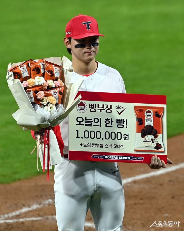 23일 광주 KIA챔피언스필드에서 ‘2024 신한 SOL 뱅크 KBO리그’ KIA 타이거즈와 삼성 라이온즈의 한국시리즈 2차전 경기가 열렸다. KIA가 삼성을 상대로 8-3 승리를 거두며 2연승을 기록한 후 오늘의 한 빵!을 수상한 김도영이 기념촬영을 하고 있다. 광주 ｜ 김민성 기자 marineboy@donga.com