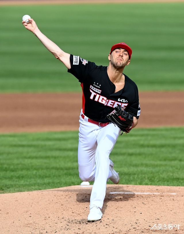 26일 대구 삼성라이온즈파크에서 ‘2024 신한 SOL 뱅크 KBO리그’ 삼성 라이온즈와 KIA 타이거즈의 한국시리즈 4차전 경기가 열렸다. KIA 선발투수 네일이 힘차게 볼을 던지고 있다. 대구 ｜ 김민성 기자 marineboy@donga.com