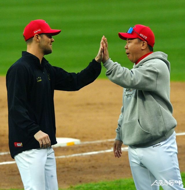 26일 대구 삼성라이온즈파크에서 ‘2024 신한 SOL 뱅크 KBO리그’ 삼성 라이온즈와 KIA 타이거즈의 한국시리즈 4차전 경기가 열렸다. KIA가 삼성을 상대로 9-2 승리 후 이범호 감독이 네일을 환영하고 있다. 대구 ｜ 김민성 기자 marineboy@donga.com