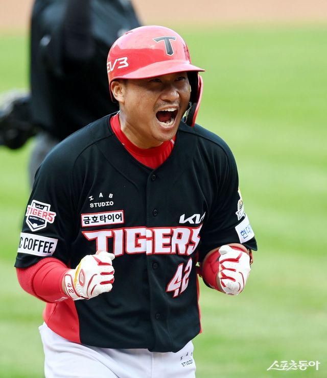 KIA 김태군이 26일 대구삼성라이온즈파크에서 열린 삼성과 KS 4차전 3회초 2사 만루에서 홈런을 터트린 뒤 환호하고 있다. 대구｜김민성 기자 marineboy@donga.com